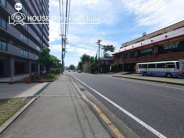 国道2号線沿いのマンションです。お車でのアクセス良好♪歩道が整備されています。
