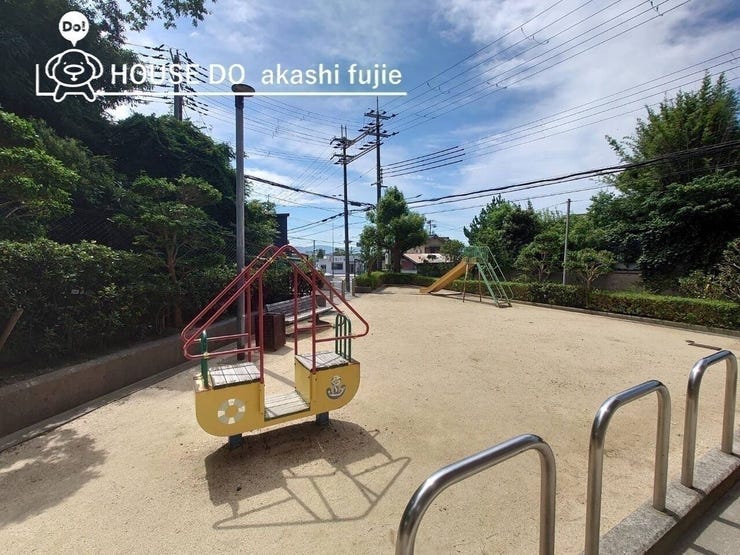 マンション敷地内には公園がございます。お子様がいらっしゃるご家庭にうれしい設備です。