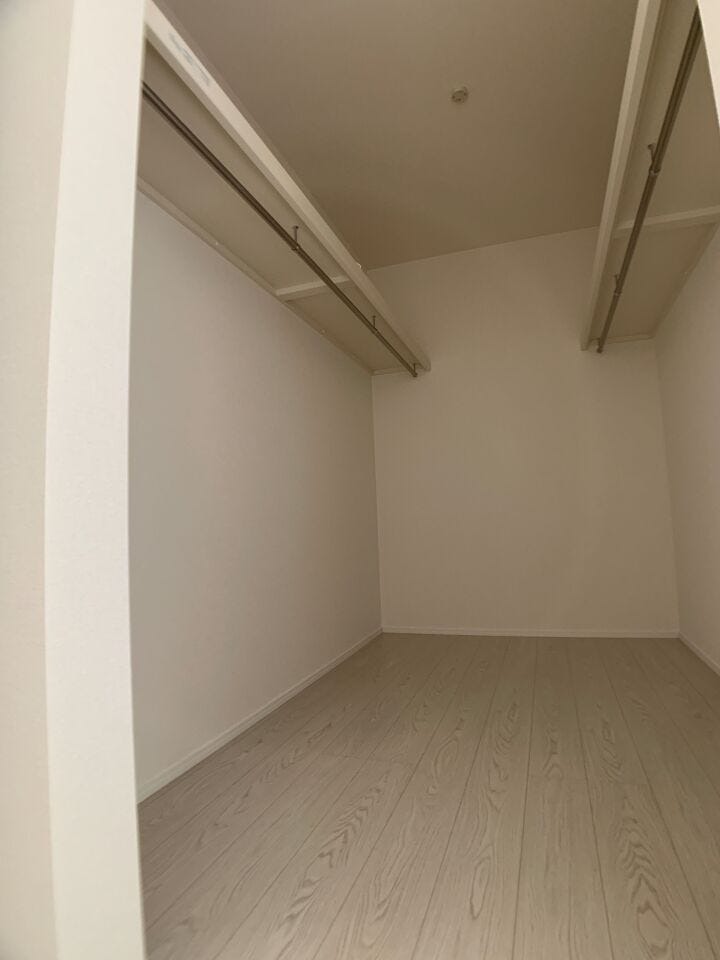 【洋室8帖】 衣類から布団まで、大きな荷物もまとめて収納できる奥行きのあるウォークインクローゼットです。