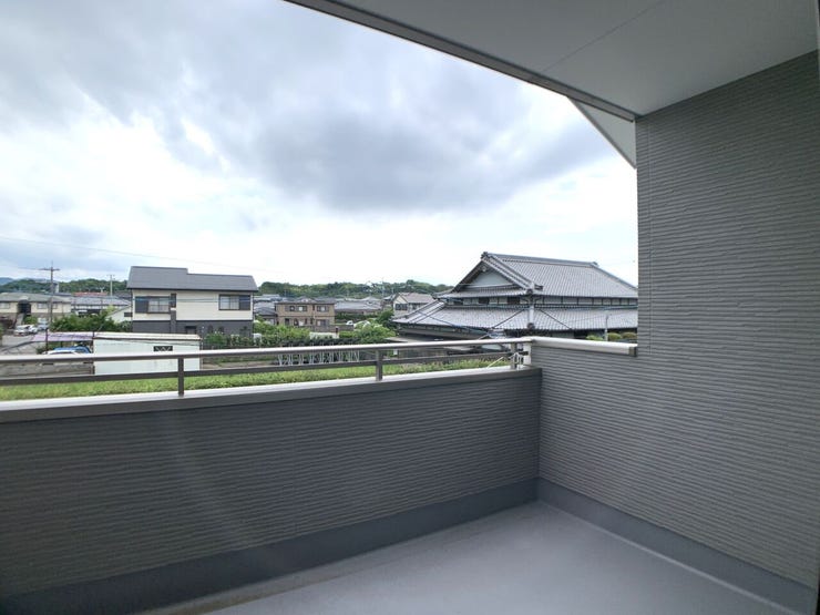 バルコニーも広々。布団もしっかり干せます。