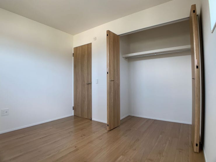 【洋室5.2帖】 大きなクローゼットで、部屋がすっきり片付きます。