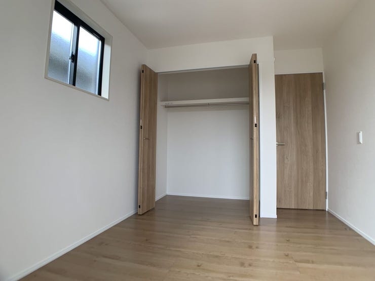 【洋室5.5帖】 大きなクローゼットで、お部屋がすっきり片付きます。