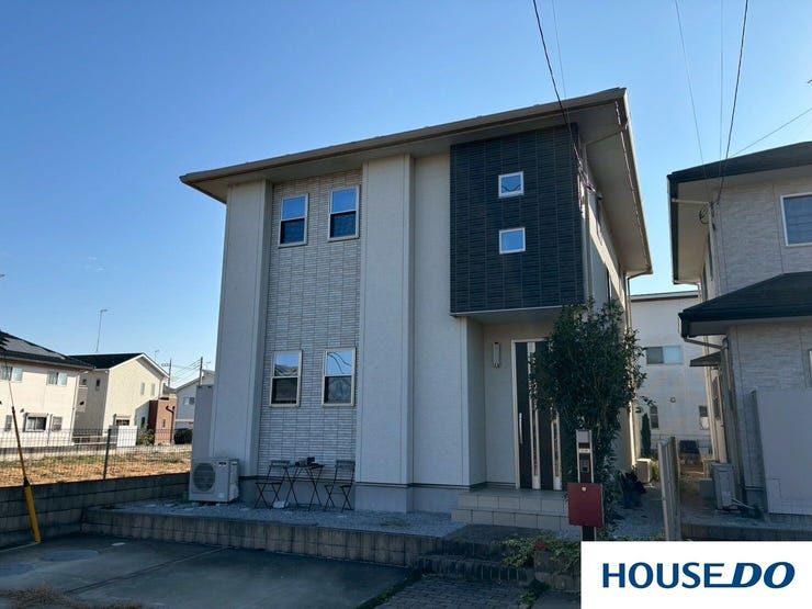 【外観】
白と濃いグレーのツートンカラーが非常にスタイリッシュで、モダンな印象を与えます。特に玄関周りの濃い色のサイディングがアクセントになっていて、デザイン性が高いです