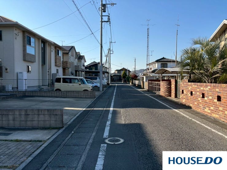 道路が舗装されていて、両側に住宅がきれいに立ち並び、全体的に整理されている印象を受けます。新しい住宅と古い住宅がバランス良く共存しているようです