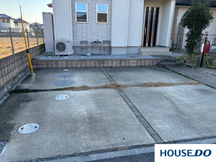 車の出し入れがしやすそうです。コンクリートで舗装されているため、手入れも楽そうですね