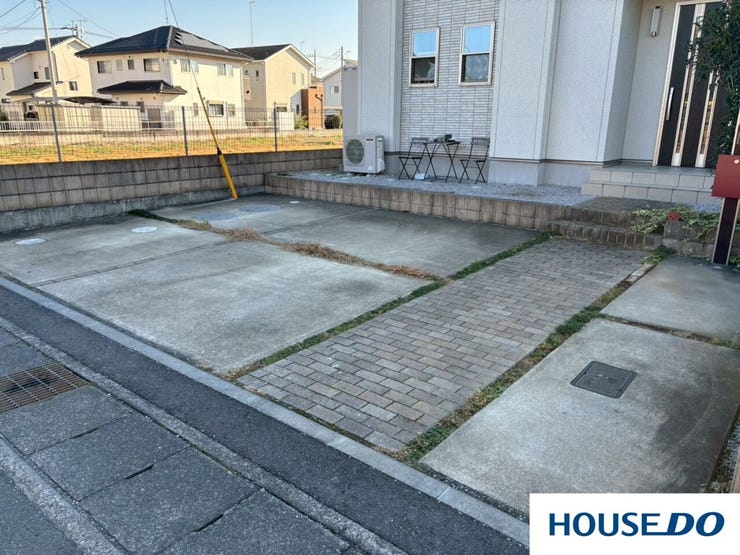 車場のコンクリートの間に敷石のようなアクセントがあり、単調にならずおしゃれな印象です。また、玄関アプローチはタイル敷きになっており、段差を設けていることで、公私を分ける区切りが明確になっています