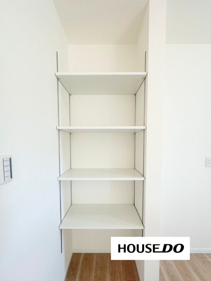 収納スペースが有りパントリーとしてお使いいただけます◎まとめ買いや非常食の保管に便利&水や非常食、日用品をまとめてストックできるので安心。