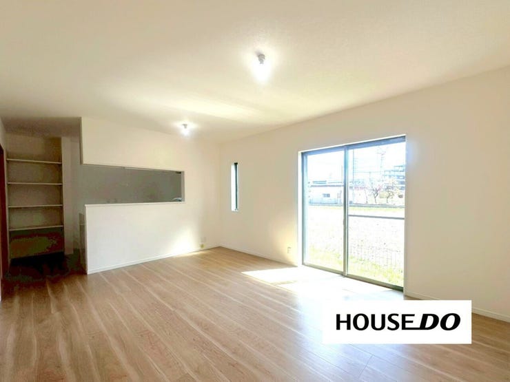 【リビング】
南からの明るい光が差し込むリビング。家族が自然に集まりそうです♪