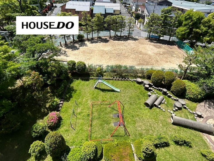 すぐ近くに公園が有り、部屋からお子様を見守れます♪