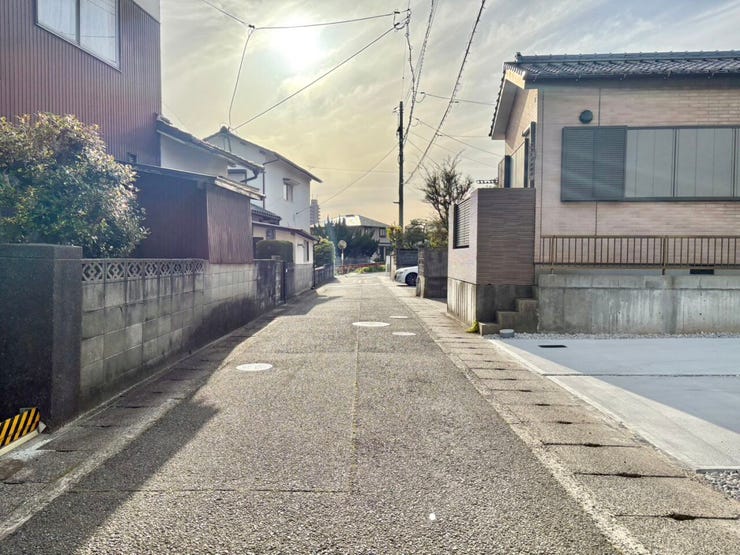 住民以外の通行が少なく、落ち着いた街並みが魅力です♪