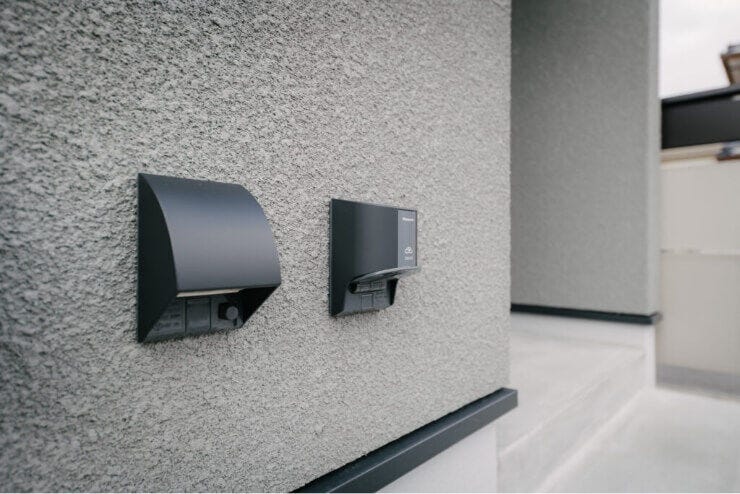 屋外にコンセント2か所設置。
例えば高圧洗浄機や、草刈り機、DIY用の工具など、外での作業をする際に電源を室内からとってくる必要がありません!