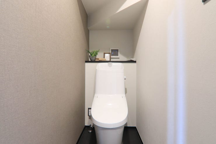 写真はイメージです。ウォシュレットリモコン付き。2連トイレットペーパーホルダー・タオル掛けもついています。アクセントクロスがおしゃれです。