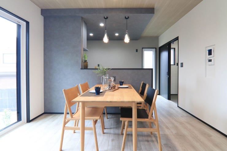 写真はイメージです。
ダイニングテーブルがキッチン前にあることで、食事の配膳が楽になります。