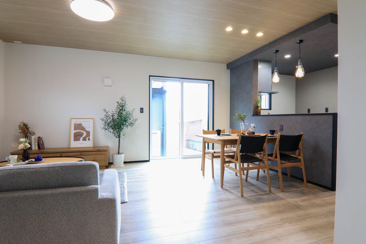 写真はイメージです。
大きな窓からの採光により、お部屋が明るくなります。