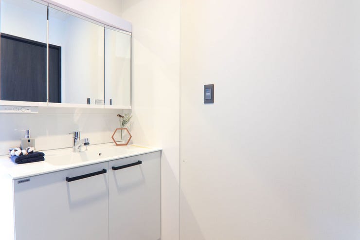 写真はイメージです。
三面鏡の裏にはたっぷり収納があります!