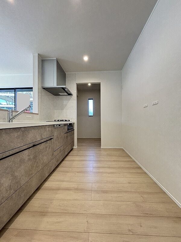 ゆとりのサイズを確保し、ひとりだけでなくお子様や旦那様と一緒にキッチンに立つのに快適なスペース♪