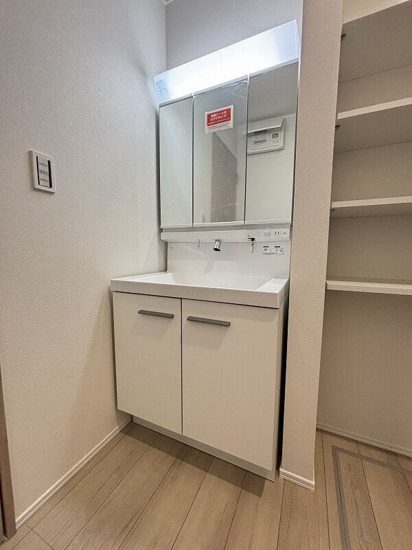 使いやすくお掃除もしやすい大きな洗面ボウル!三面鏡の裏側にある収納スペースは化粧品や洗面小物などを収納できすっきり♪