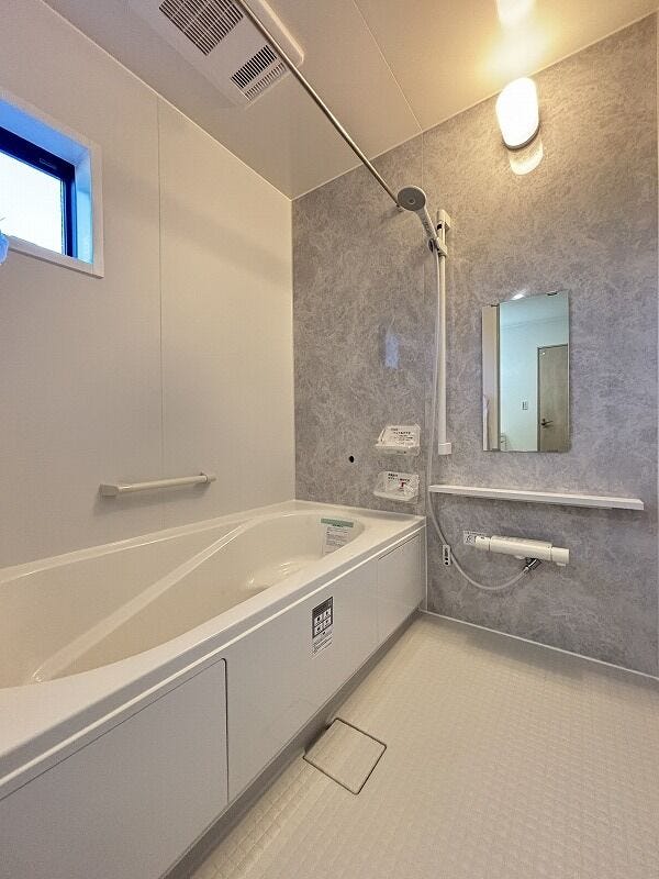 手足を伸ばしてゆったりと入ることのできる大きなバスタブ♪肩までしっかりと浸かれば心身ともにリラックス♪