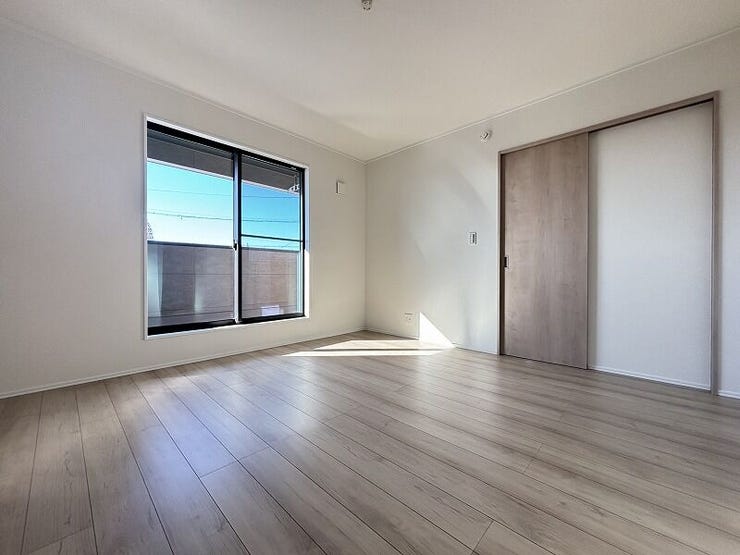 大きな窓によりお部屋をさらに広く・明るく・開放的に感じられます!