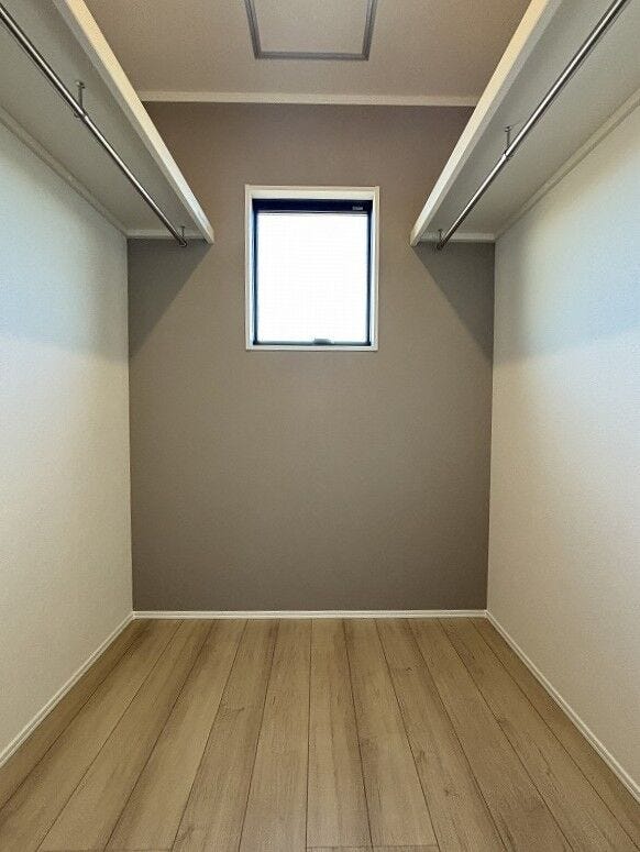 うれしいウォークinクローゼット!ハンガーパイプも付いているので大切な衣料をすっきり片付けられますね♪