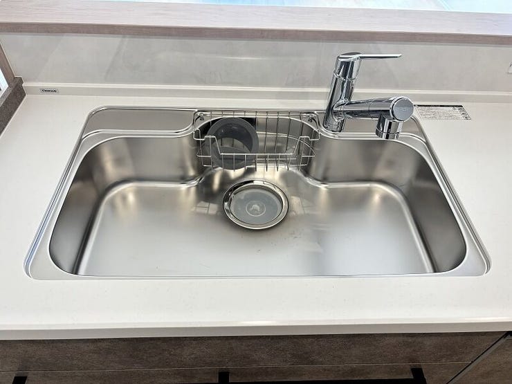 広々シンクには、浄水器一体型水栓付き♪