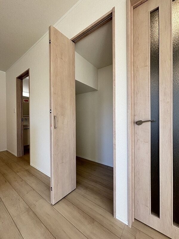 ご家族のくつろぎの場、お客様のおもてなし場であるリビングを片付けるのに便利なリビング収納。