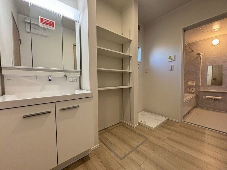 洗面所にある収納棚はご家族分のタオルや、ストック品の収納に大活躍!
