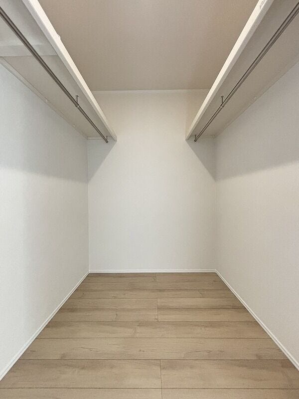 ウォークinクローゼットです♪棚とハンガーパイプが設置され収納しやすく、大きな荷物も収納できます!