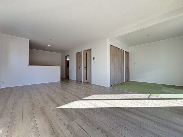 南側からたっぷりの陽が差し込む明るい空間は居心地が良く、ご家族が集まるくつろぎスペース♪