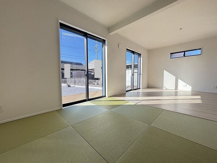 リビングの隣接した洋風和室♪フラットな作りなのでお掃除もしやすくお昼寝などに便利な落ち着く空間です。