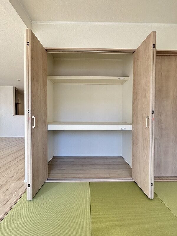 和室にある収納スペースは来客用の座布団やお昼寝用のお布団、リビングで使うものなど収納ができ大変重宝!