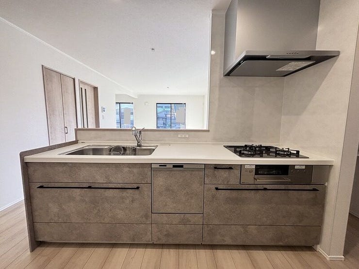 大きなシンクや広いワークトップでゆとりある空間♪高級感あふれるキッチンは見た目だけでなく優れた機能性!