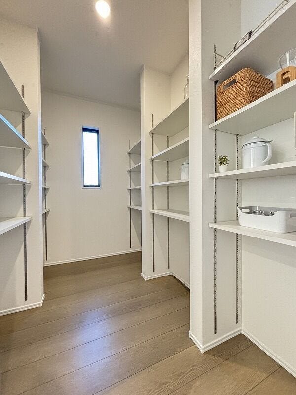 パントリーがあることで、たくさんの食材や飲み物をストックすることも可能!