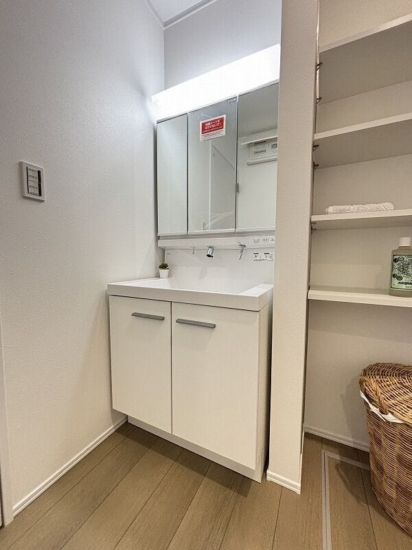 シャワー付水栓の洗面台はシャンプーや毎日の掃除に便利!ゆとりの洗面スペースで朝の身支度も快適スムーズ♪