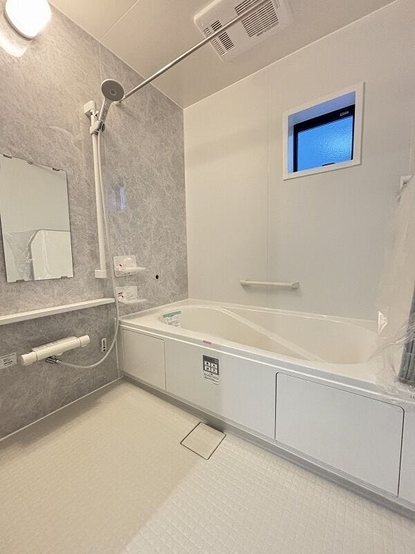 手足を伸ばしてゆったりと入ることのできる大きなバスタブ♪肩までしっかりと浸かれば心身ともにリラックス♪