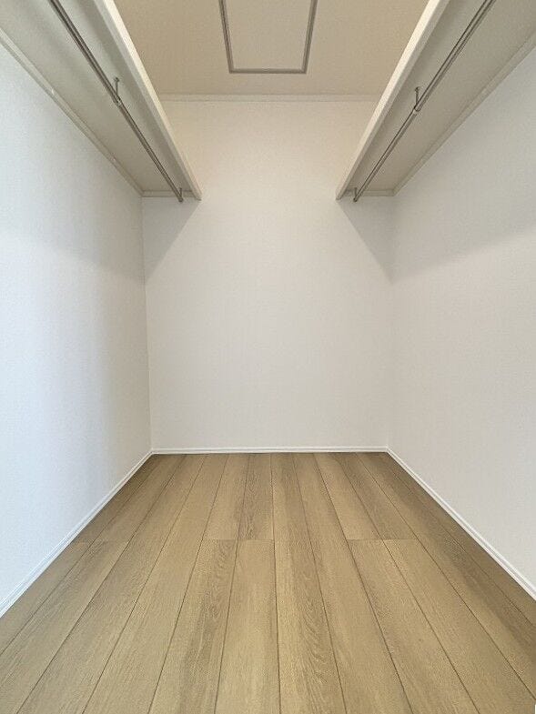 うれしいウォークinクローゼット!ハンガーパイプも付いているので大切な衣料をすっきり片付けられますね♪