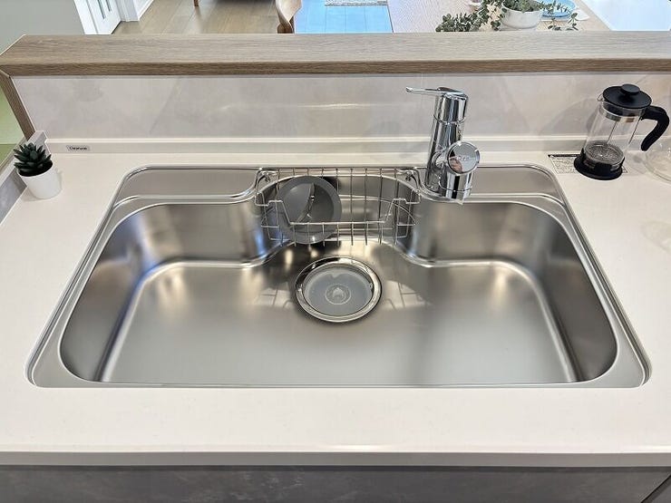 広々シンクには、浄水器一体型水栓付き♪