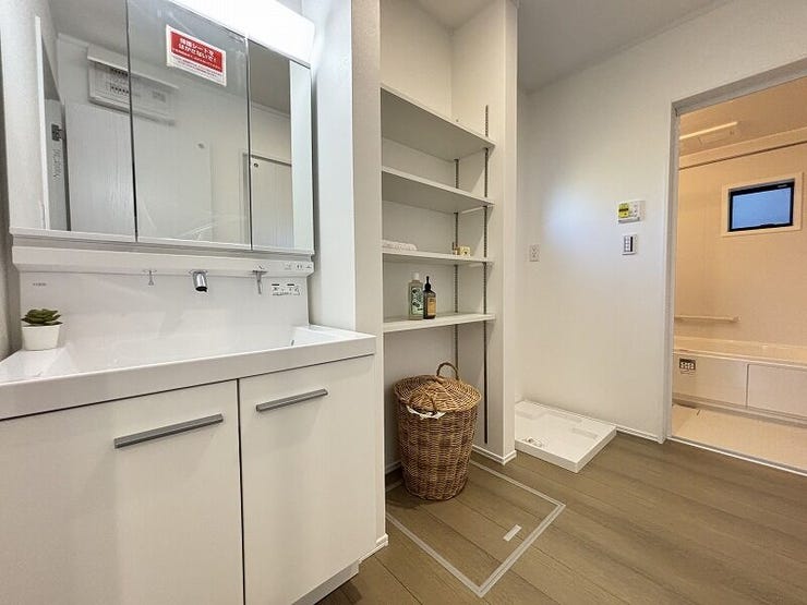 洗面所にある収納棚はご家族分のタオルや、ストック品の収納に大活躍!