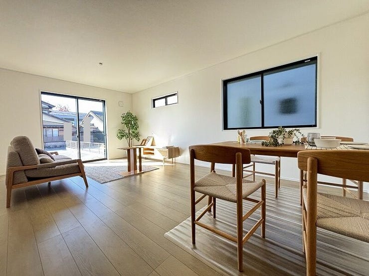 大きな窓から採光もしっかり取り入れられ、ご家族がゆっくりくつろぐ事ができる明るい温かみのあるリビング♪