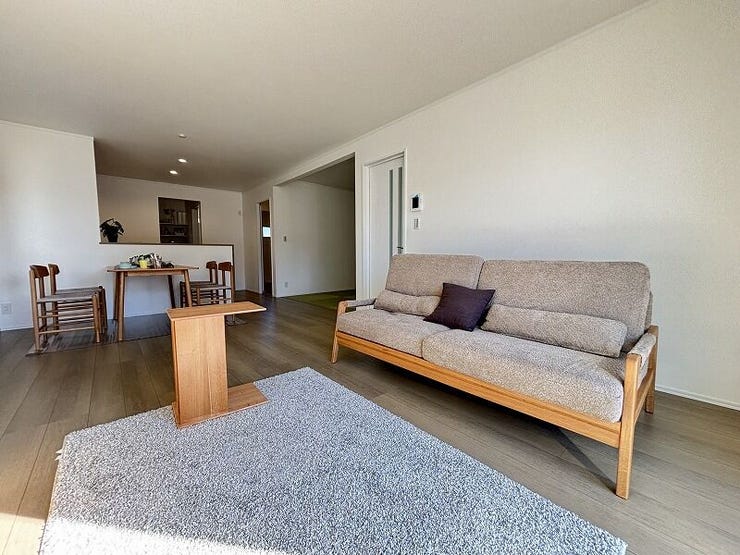 キッチンとリビングダイニングを隔てるものがなく広々としたリビング!ご家族とのコミュニケーションもとりやすくなっています。