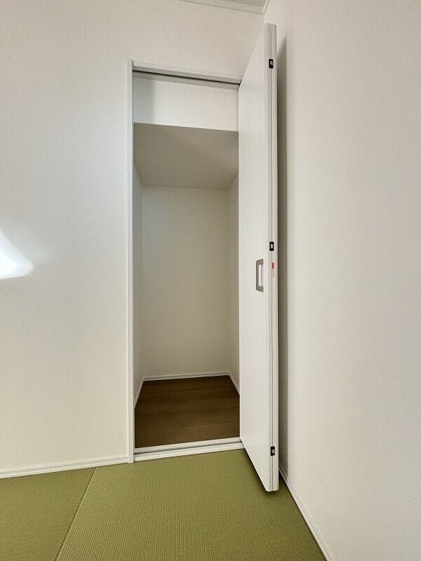 和室にある収納スペースは来客用の座布団やお昼寝用のお布団、リビングで使うものなど収納ができ大変重宝!