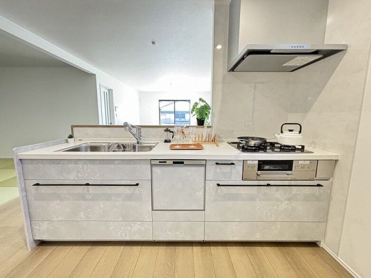 清潔感があり収納力たっぷりのシステムキッチン!使い勝手がよくお料理時間を短縮できて楽ちん♪