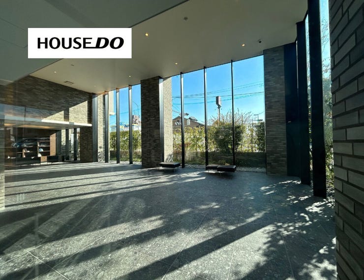 天井まで続く大開口ガラスが印象的な、開放感あふれるロビー