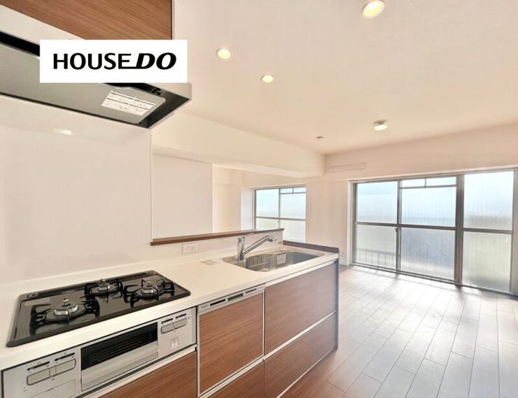 広々キッチンスペースでカップボードなども置いて頂けます!