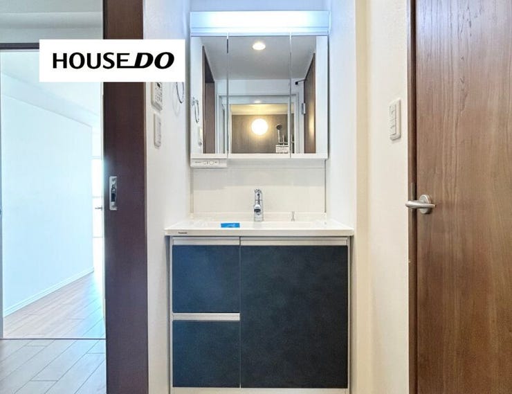 収納付きの洗面で、来客時も洗面室がきれいな印象に保てます。