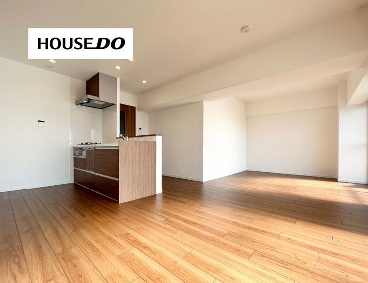 【リビング】
広々LDK18帖で、家具を置いてもゆったりお過ごしいただけます♪