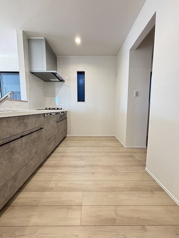 ゆとりのサイズを確保し、ひとりだけでなくお子様や旦那様と一緒にキッチンに立つのに快適なスペース♪