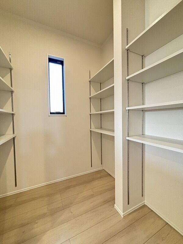 キッチンは家の中でも物が多い場所なので、キッチン側に大きな収納があるとかなり頼もしいです!