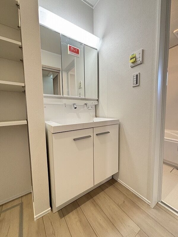 使いやすくお掃除もしやすい大きな洗面ボウル!三面鏡の裏側にある収納スペースは化粧品や洗面小物などを収納できすっきり♪