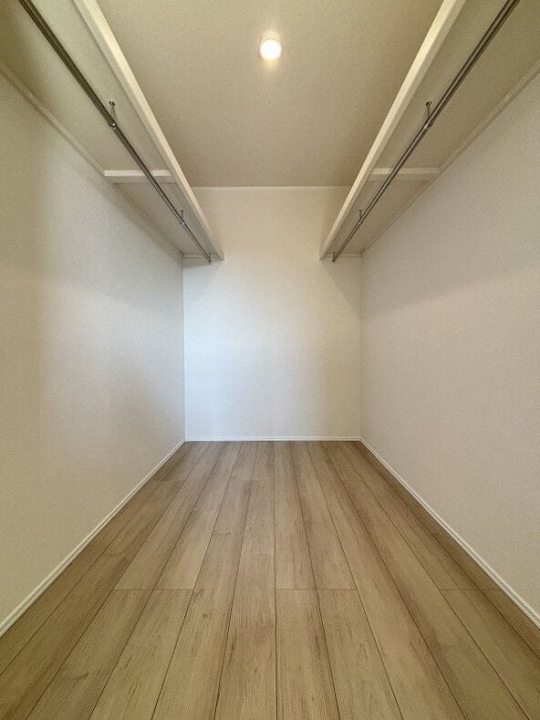 ウォークinクローゼットです♪棚とハンガーパイプが設置され収納しやすく、大きな荷物も収納できます!